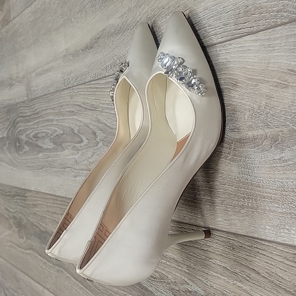 Ted Baker Size 39.5 (9) Ivory Sparkal Crystal Embellished Satin Pump - Picture 2 of 10